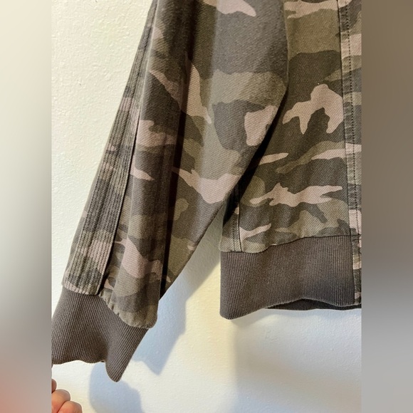 Athleta Camouflage Farallon Crewneck Top - Large - Picture 4 of 9